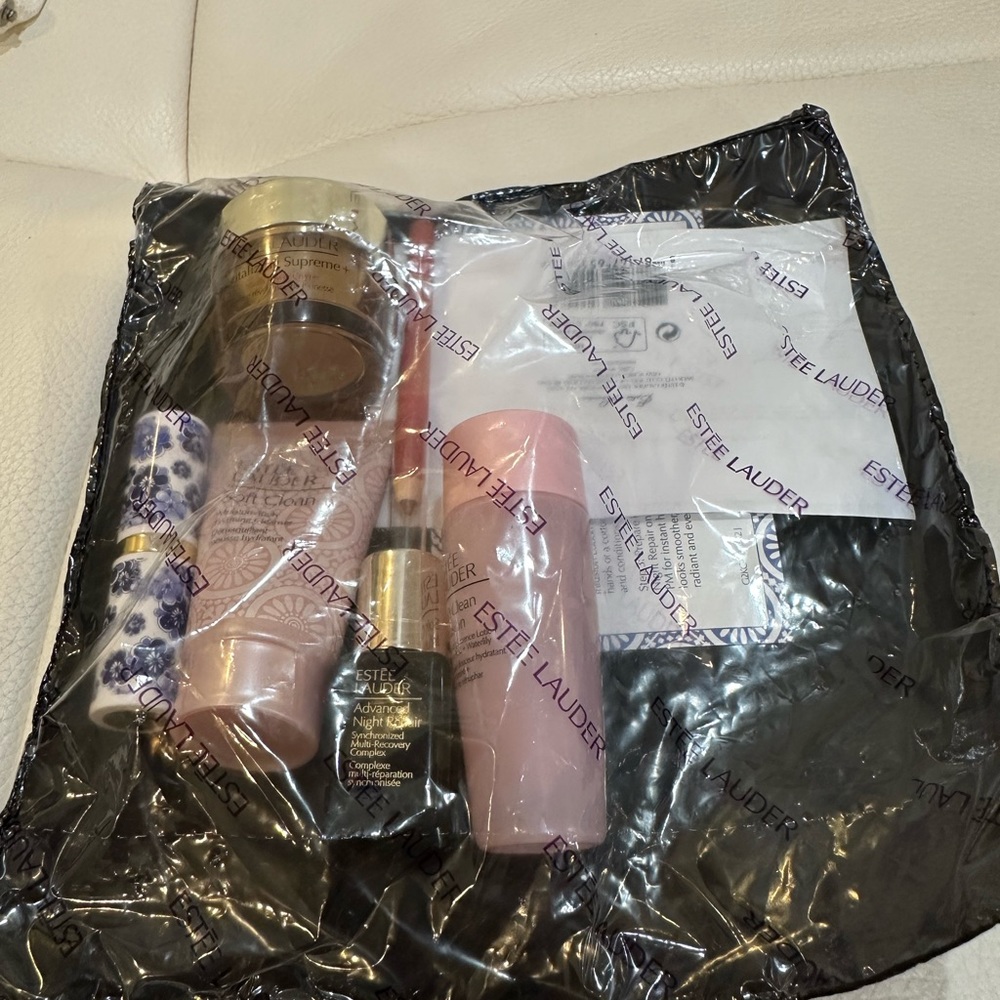 NWB Estée Lauder Essentials 6 Pieces Travel Size Makeup Set with Cosmetics Bag - Picture 2 of 7